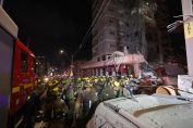 Израелски спасителни екипи работят на мястото, където ирански балистични ракети удариха жилищни сгради в Бат Ям, близо до Тел Авив