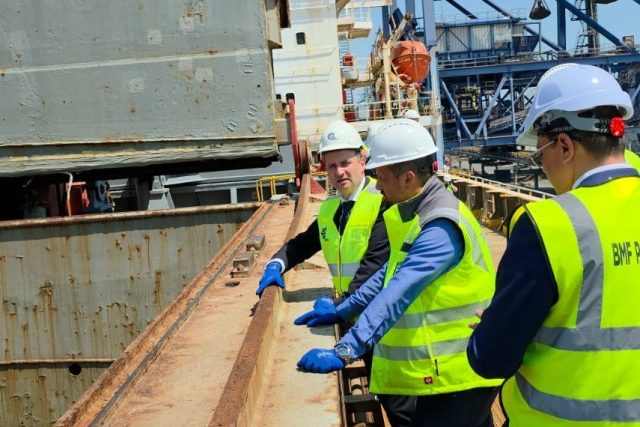 Жечо Станков посрещна втория кораб с тръби за Вертикалния газов коридор