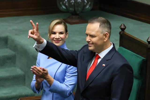 Новият президент на Полша Карол Навроцки и съпругата му Марта по време на церемонията в полския парламент