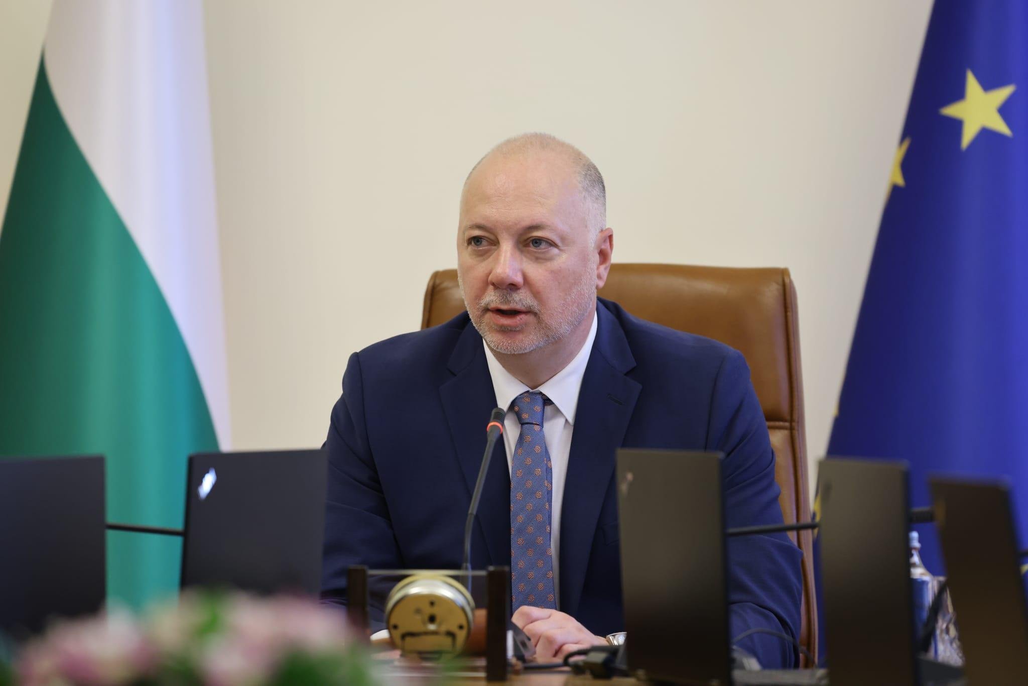 Желязков се оплака, че Радев блокира кабинета за посланиците и сигурността