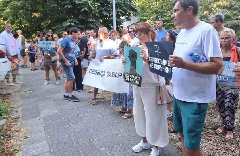 Протест заради задържания кмет на Варна пред ресторант, управляван от Пламенка Димитрова