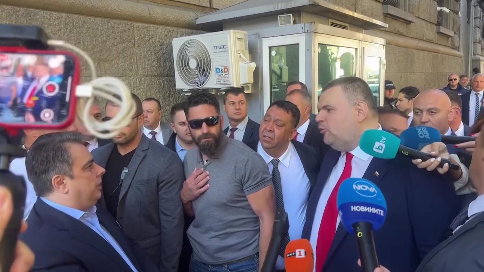 Пеевски слезе от лимузината. И се закани да прави държава с главно Д