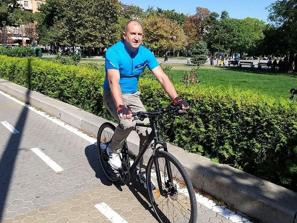 Пеевски разреши на самозабравилия се егоцентрик Радев да ходи на работа с личната си кола
