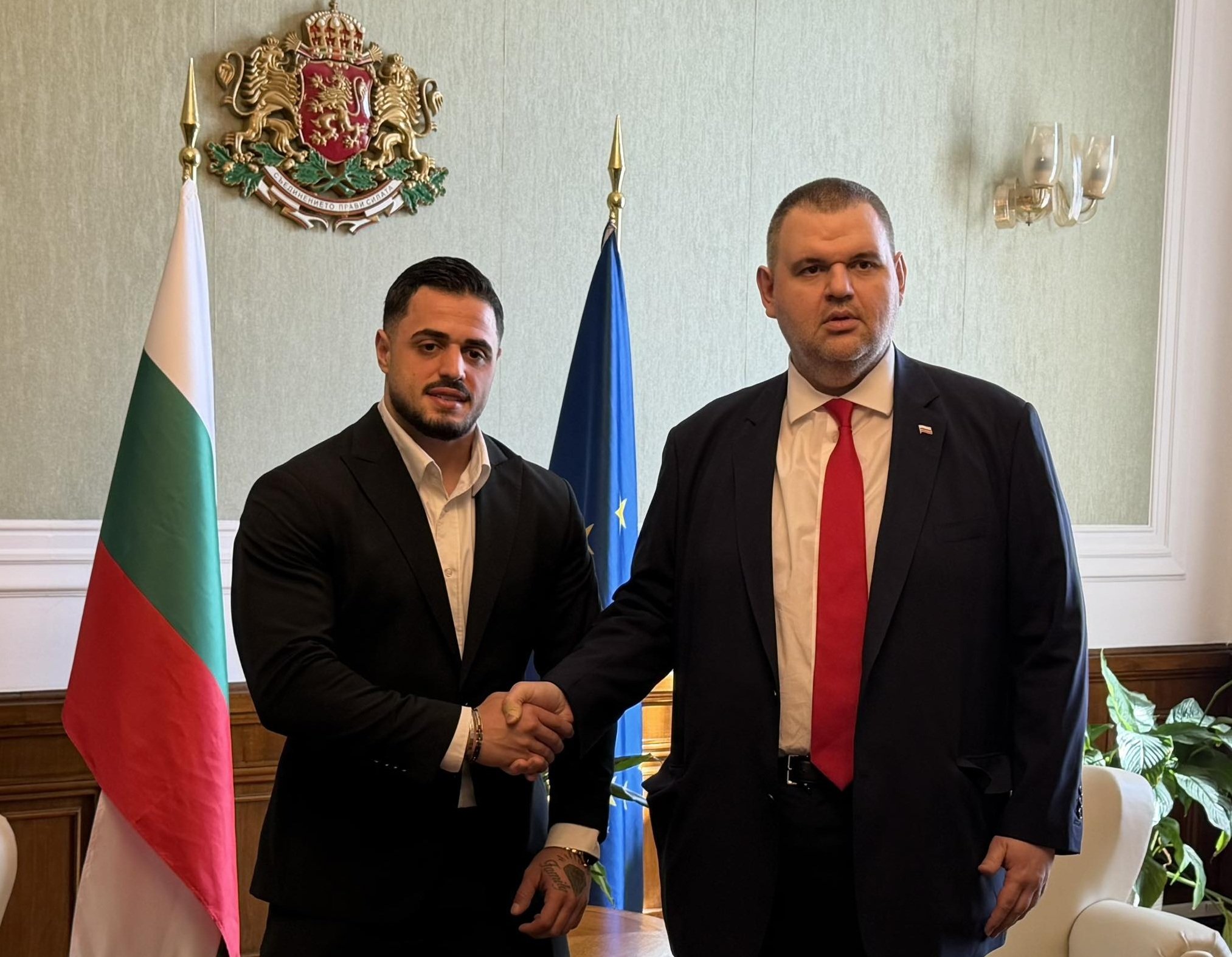 Карлос Насар се снима с Пеевски под герба