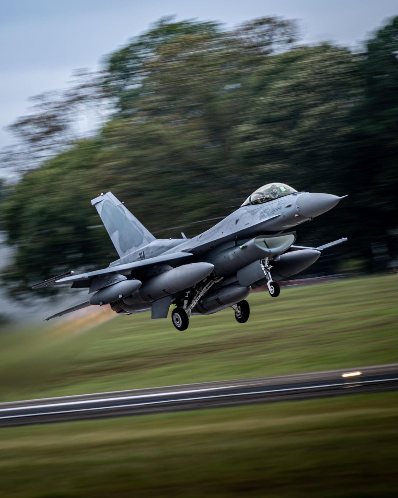 България има само двама готови пилота за F-16 и е приела само една машина