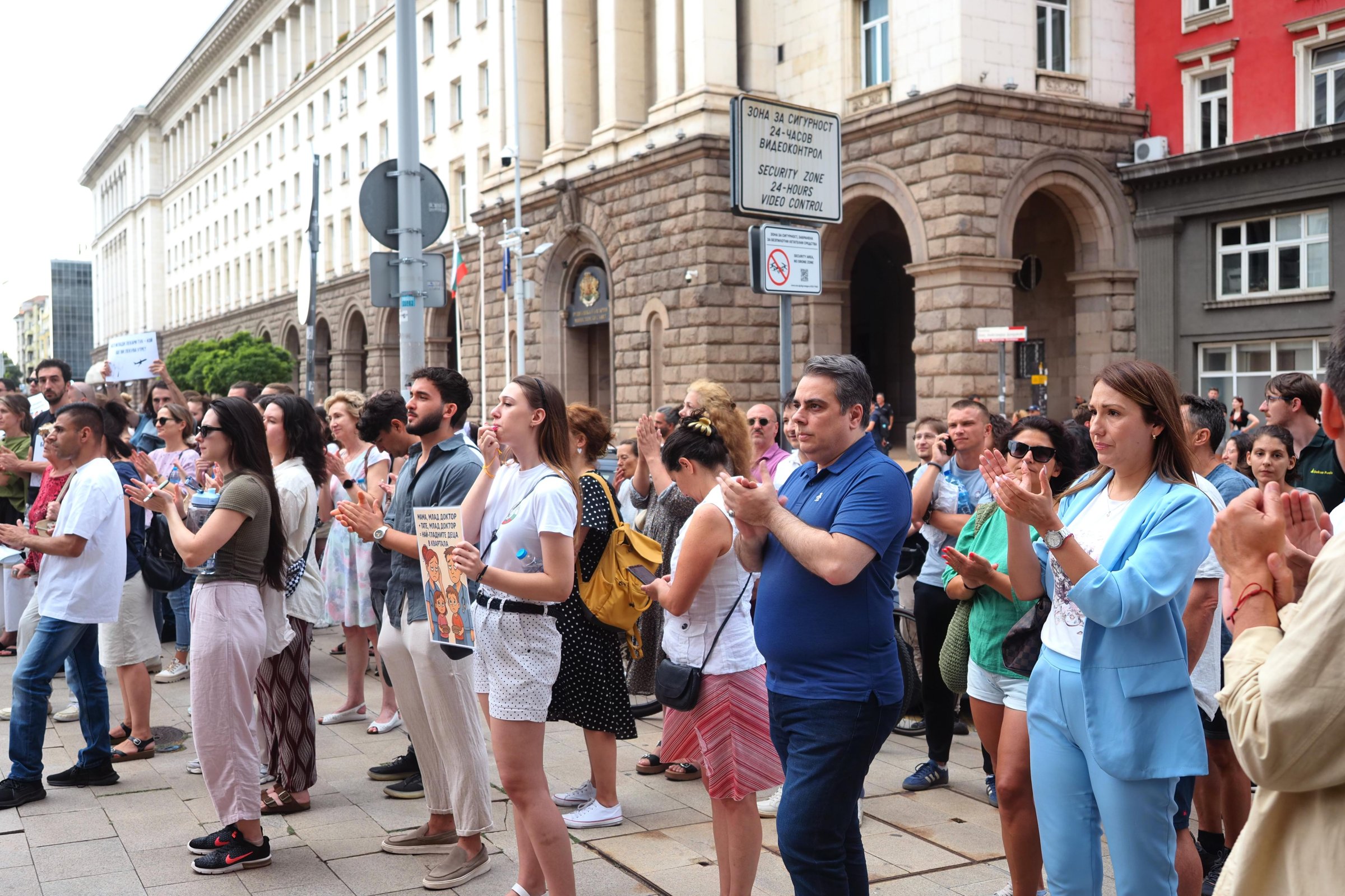 Исканият от младите лекари и сестрите ръст на заплатите ще струва 240 млн. лева