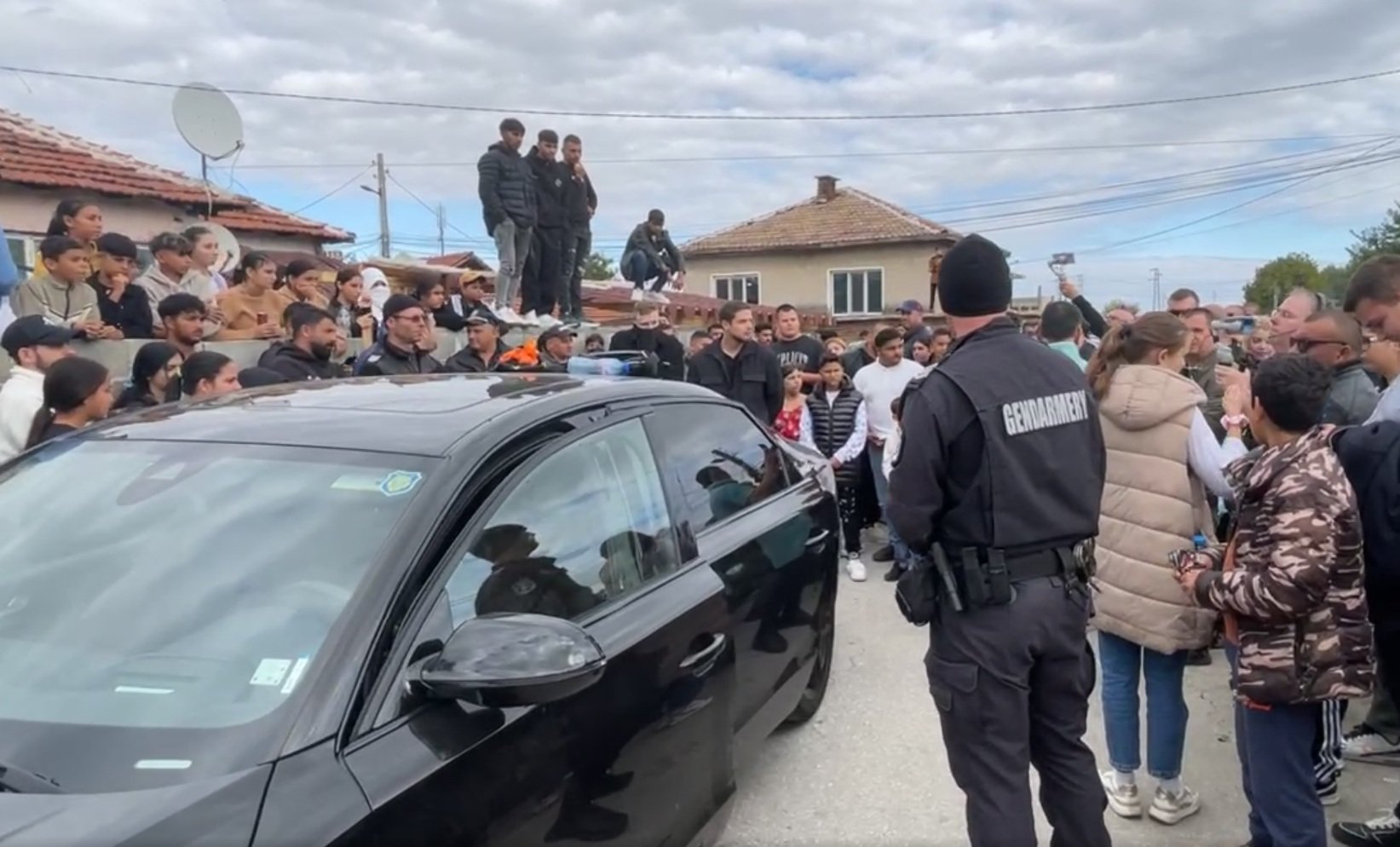 Избори в Пазарджик: Наплив на кандидати и полиция, слаба активност и обичайните шашми (Видео)