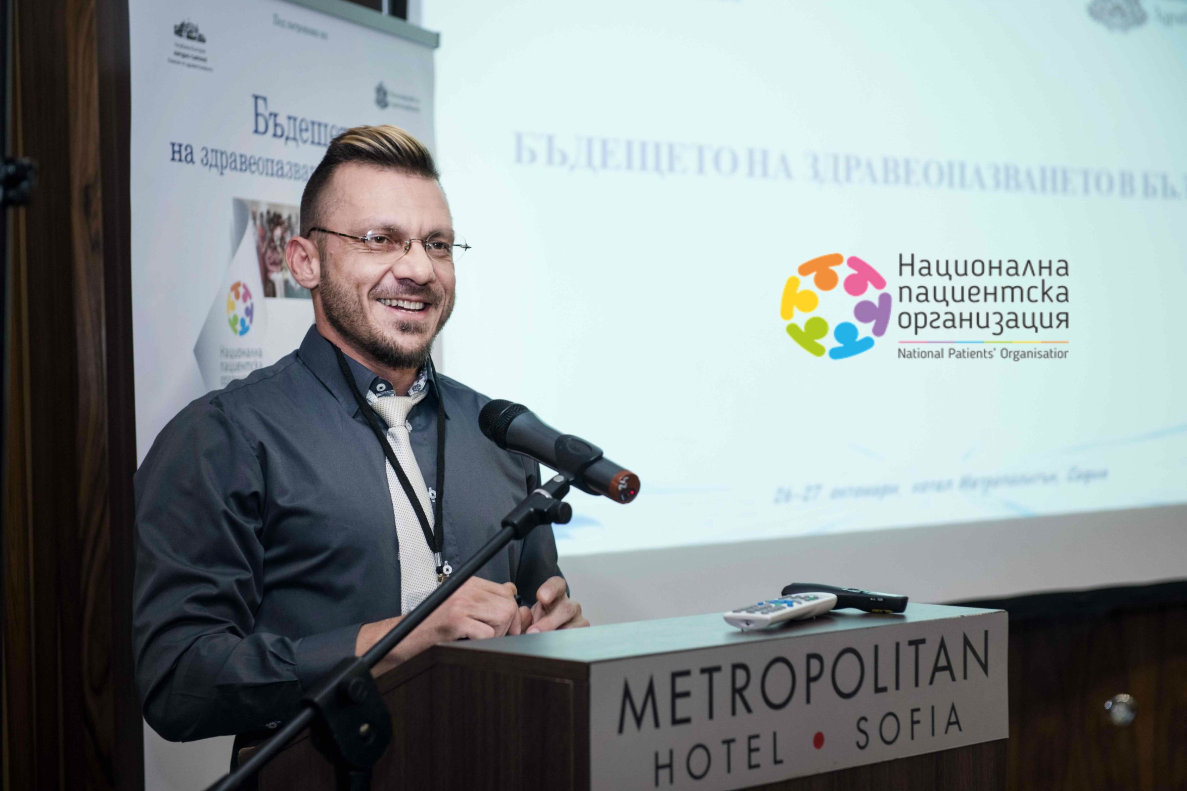 Шеф на пациентска организация е арестуван за плен и принуда на младеж, тя се разграничи от него