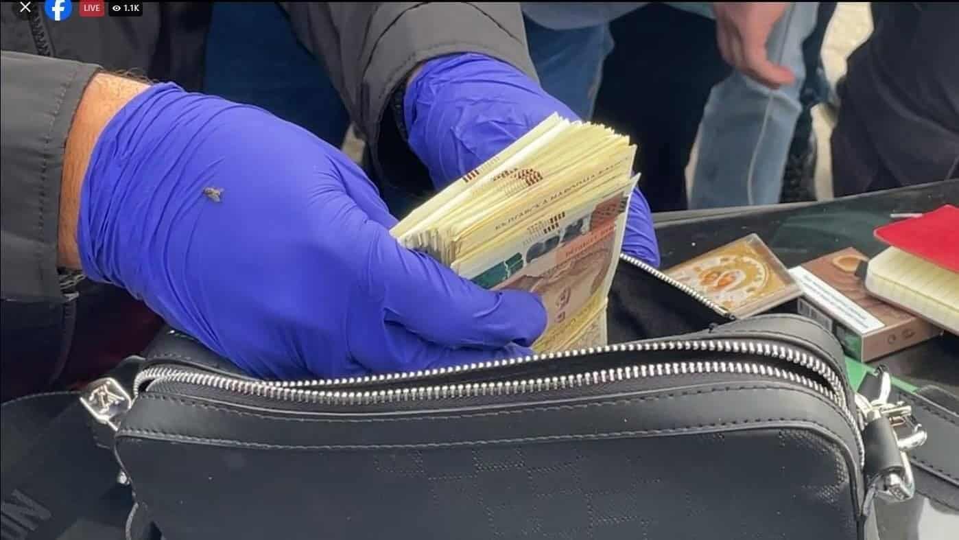 Пачка петдесетолевки, граждански арест в ромска махала в изборен ден. Според полицията няма купуване на гласове