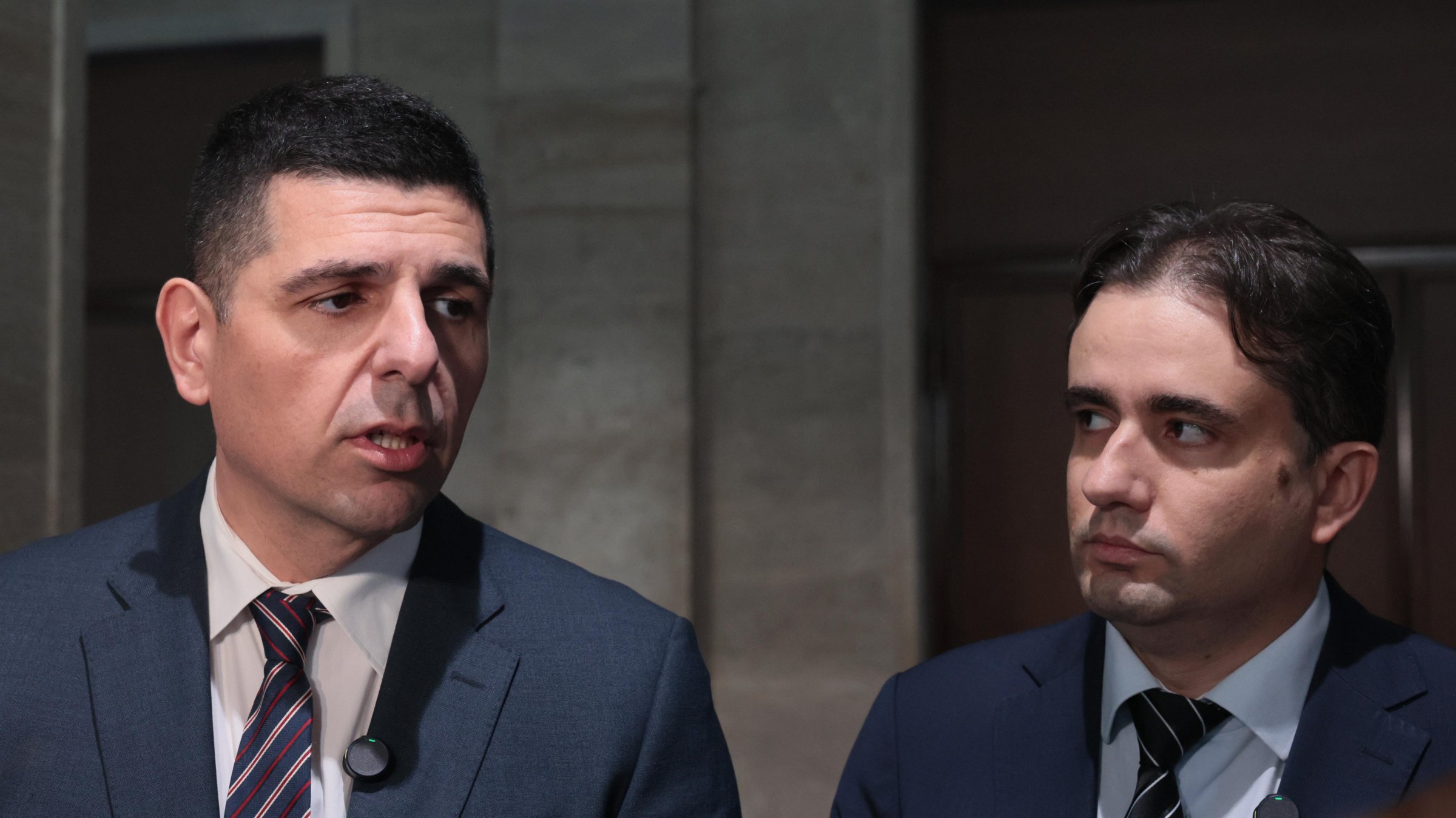 Ивайло Мирчев и Божидар Божанов говорят пред журналисти в парламента