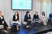 Участниците в дискусията - София Дамянова, мениджър проект „Дуално обучение в България“, Стопанска камара Австрия, Антоанета Георгиева, директор „Екип, обучение и развитие“ във „Фантастико Груп“, Таня Михайлова, началник на кабинета на министъра на образо