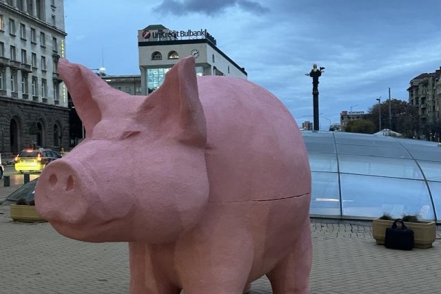 прасе касичка - арт инсталация на Продължаваме промяната
