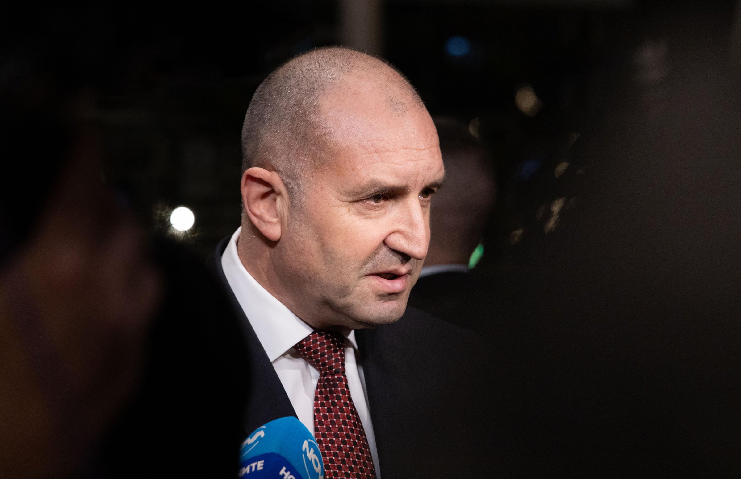 Радев: Служебната власт омаловажава рисковете за България от войната в Близкия изток