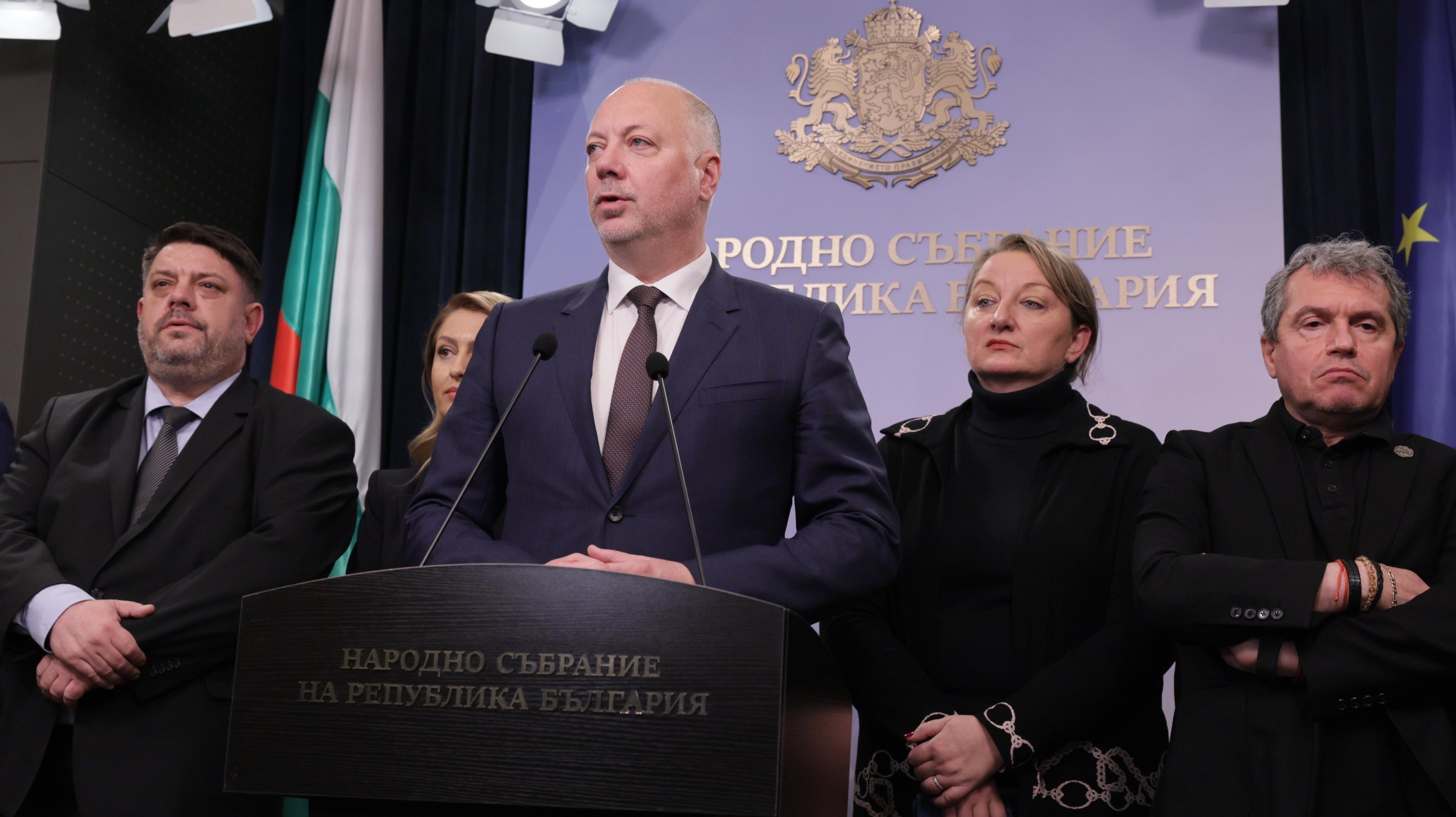 Правителството подаде оставка (обобщение)