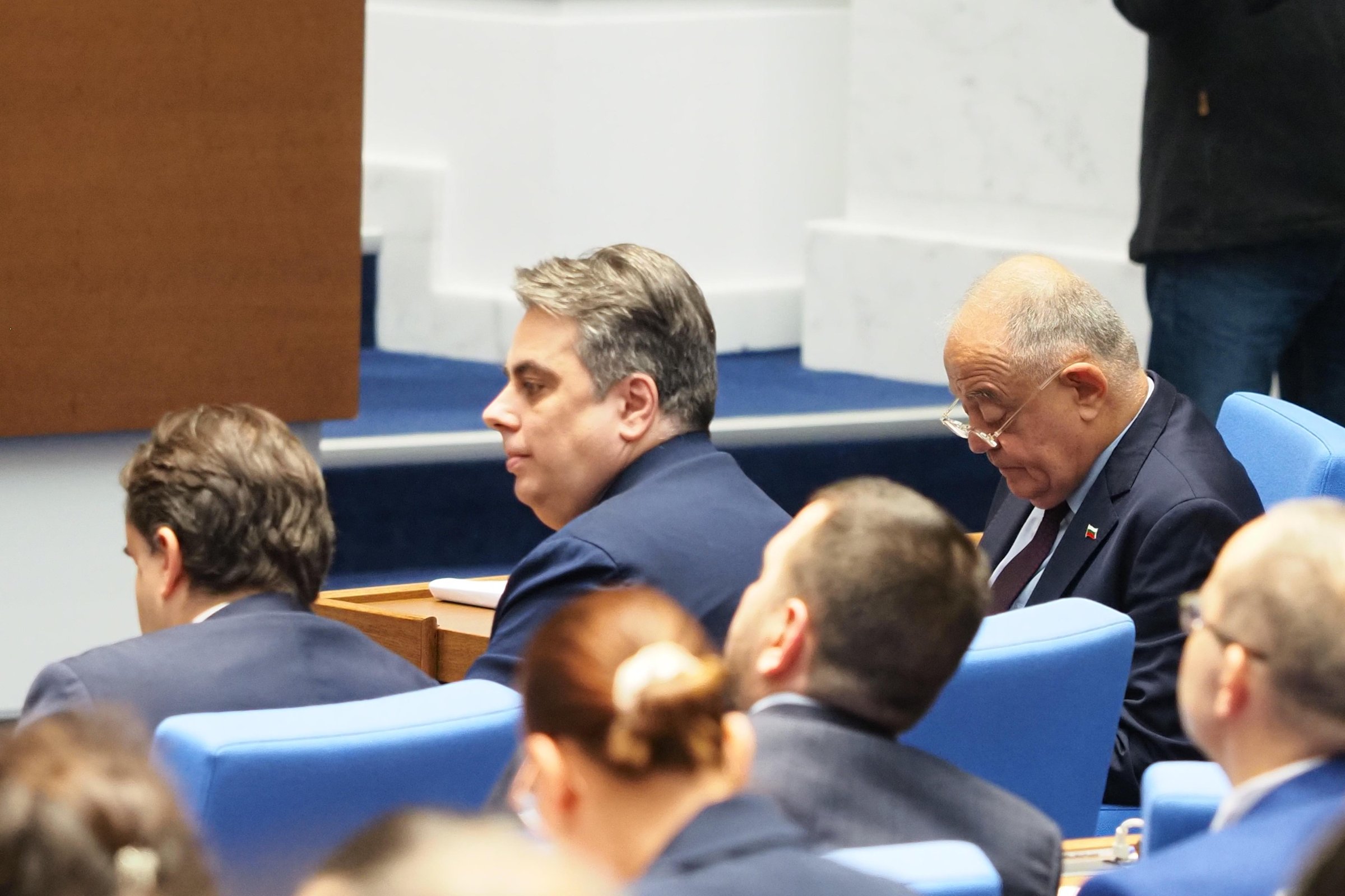 ГЕРБ върна в пленарна зала редовния Бюджет 2026, но не посмя да го гласува (обновена)