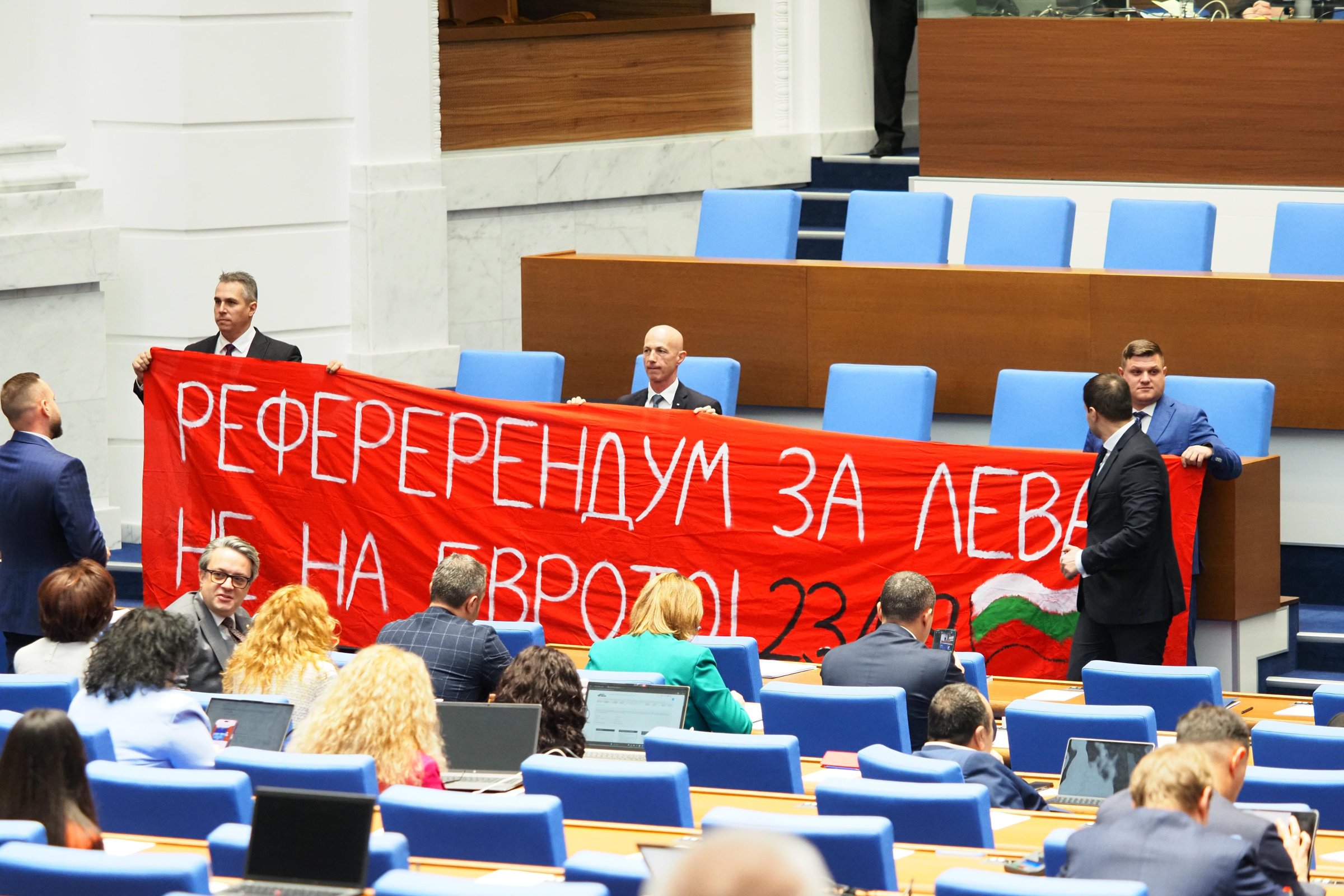 Снимка на деня: Възраждане отнесе подигравки за РефеРеРендума