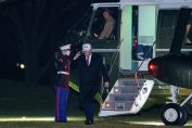 Президентът на САЩ Доналд Тръмп се разхожда по южната морава на Белия дом след пристигането си с Marine One във Вашингтон