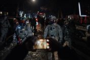 Член на общността снима служители на федералните имиграционни власти, докато се оттеглят от тълпата по време на протест, последвал стрелбата на федерални агенти по двама души в Минеаполис.