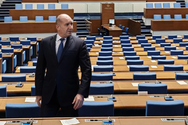Румен Радев празна пленарна зала