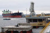 танкер петрол пристанище