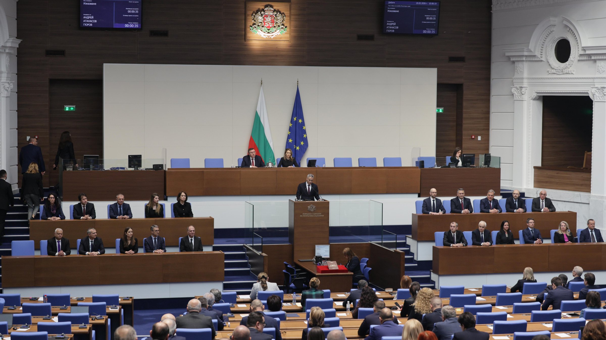 Отиващият си парламент упражни предизборната си риторика върху служебния кабинет Гюров