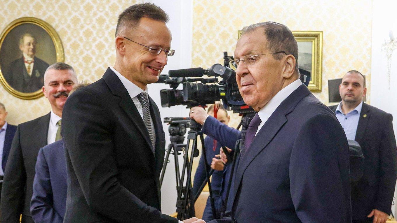 Изтекли записи показват как унгарският външен министър е обслужвал интересите на Кремъл