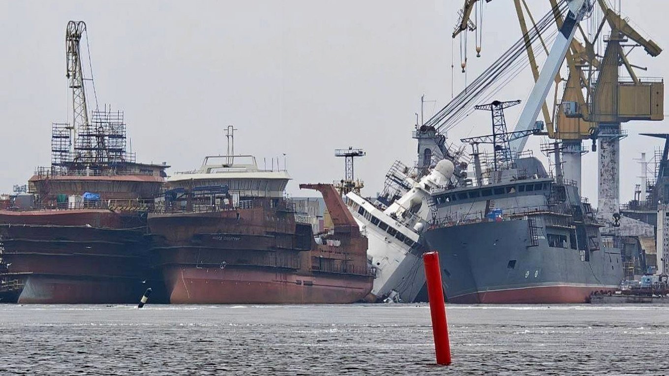 Украйна удари най-голямото пристанище на Русия на Балтийско море; поразен е и строящ се ледоразбивач