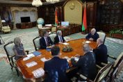 Беларуският президент Александър Лукашенко (вдясно, гръб) с пратеника на президента на САЩ Джон Коул (3-ляво, гръб) по време на среща в Двореца на независимостта в Минск