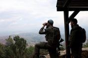 Израелски войници наблюдават границата с Ливан