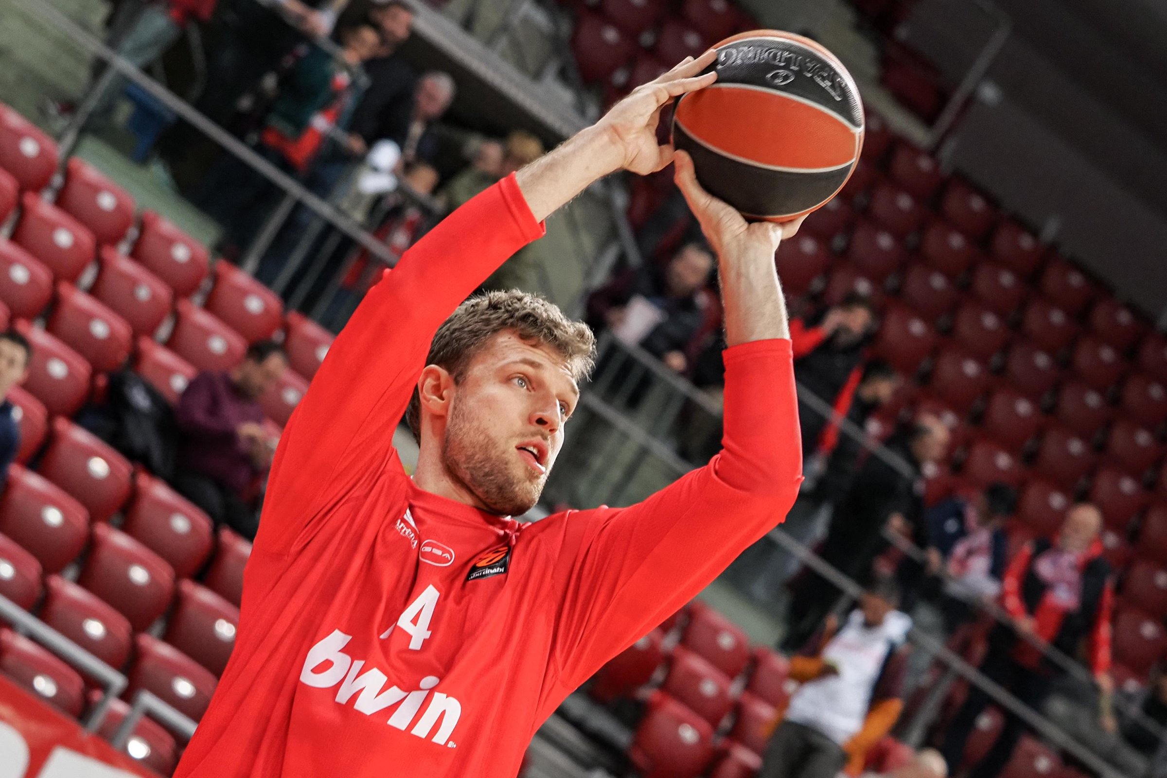 Везенков пак е най-полезен в Евролигата и едва вторият играч с второ такова отличие