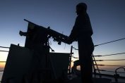 ормузки проток американски военен кораб и ирански катери