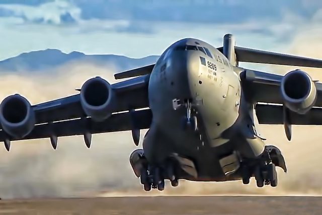 американски военно-транспортен самолет