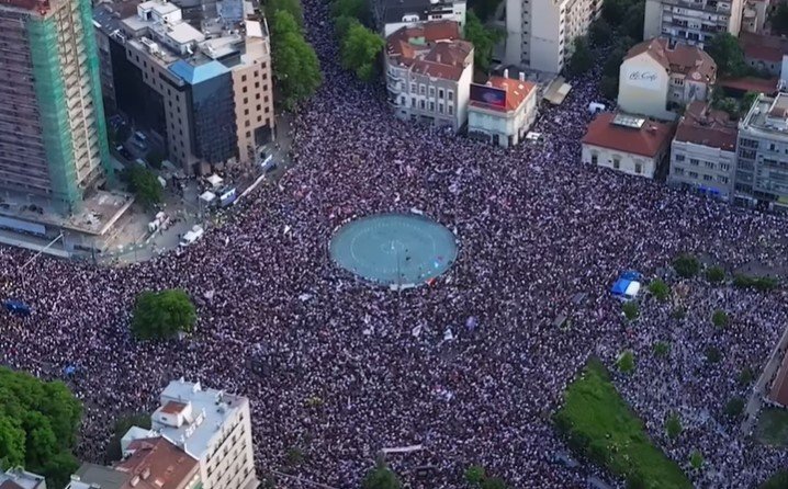 Грандиозен антиправитерствен митинг се стече в Белград, въпреки спрените от Вучич влакове (обновена)