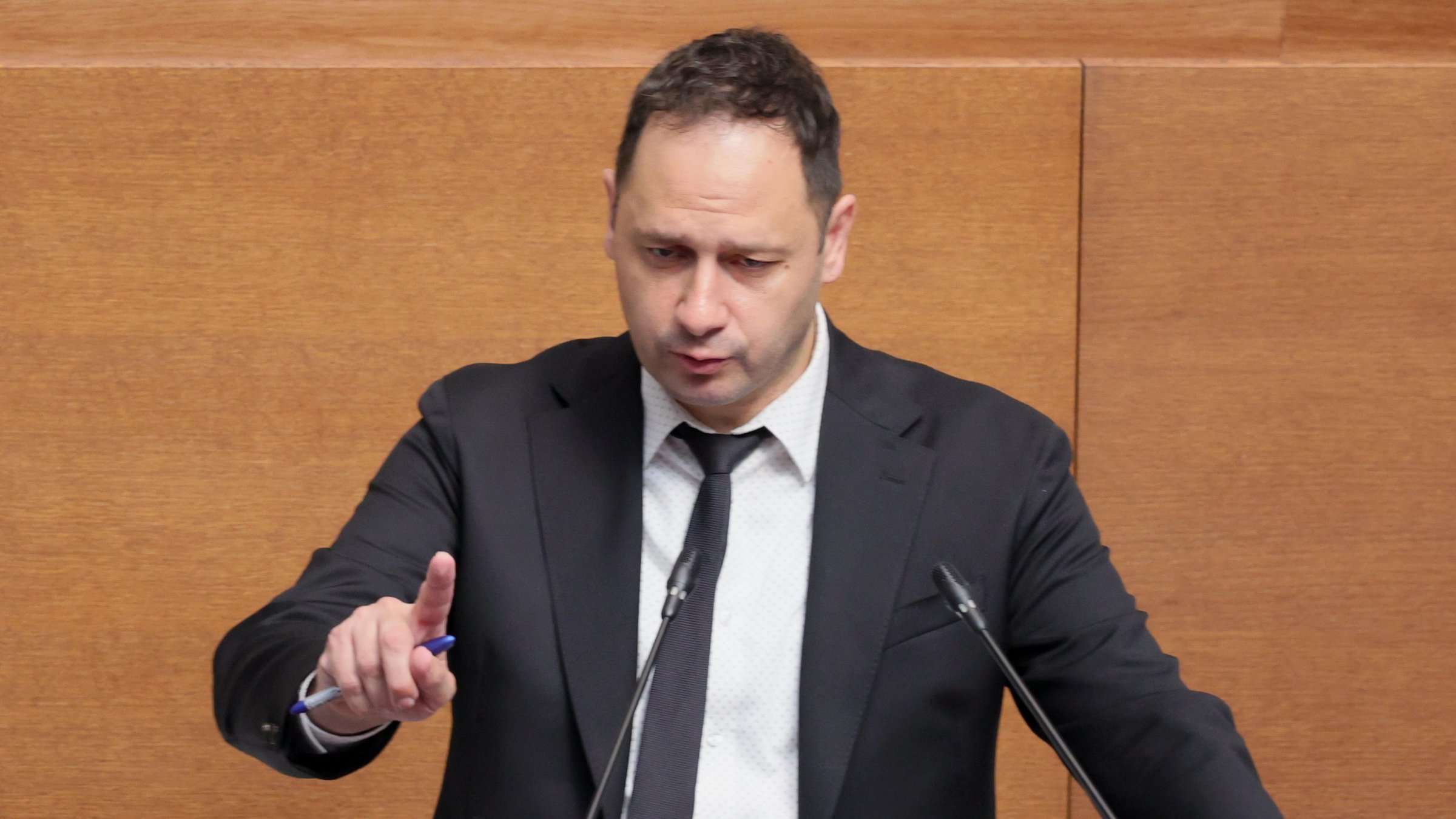 Управляващите все пак щели да замразяват депутатските заплати