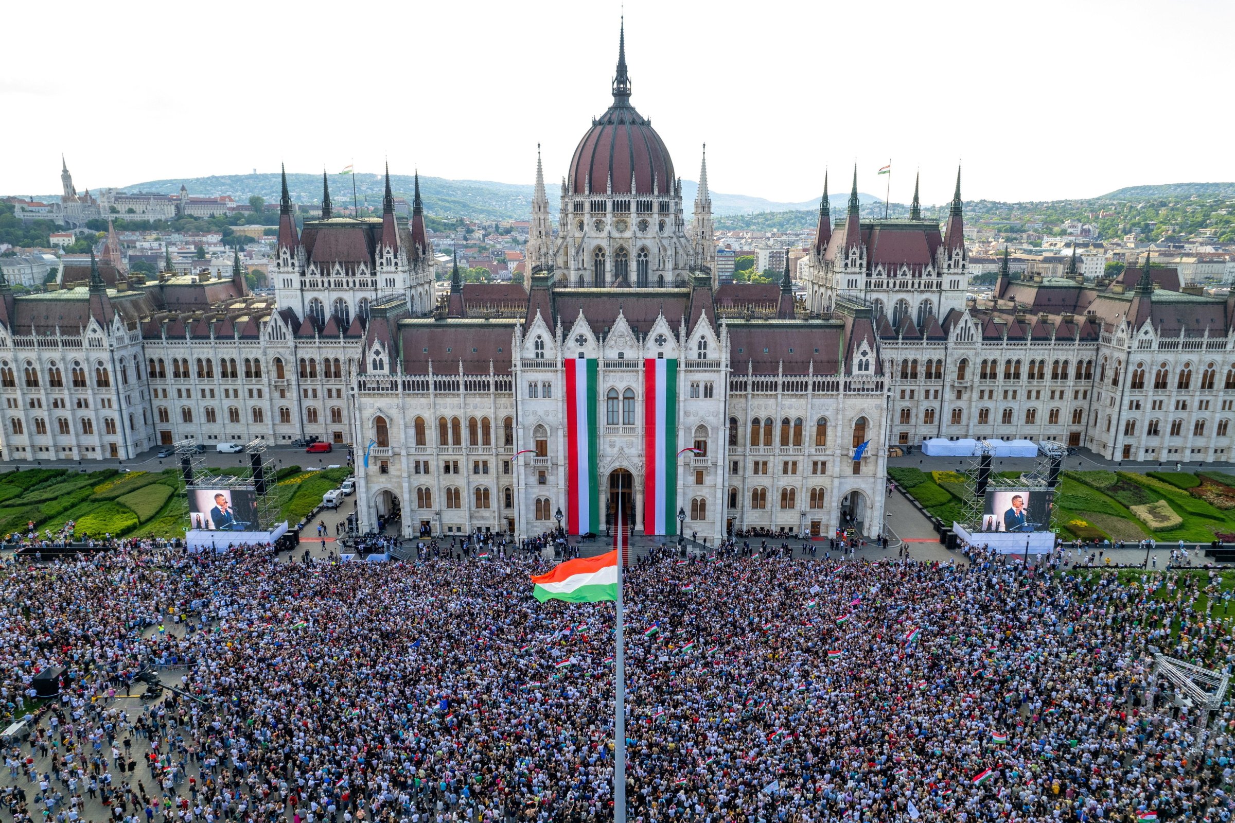 Край на ерата Орбан: Петер Мадяр се закле като премиер на Унгария, хората ликуват