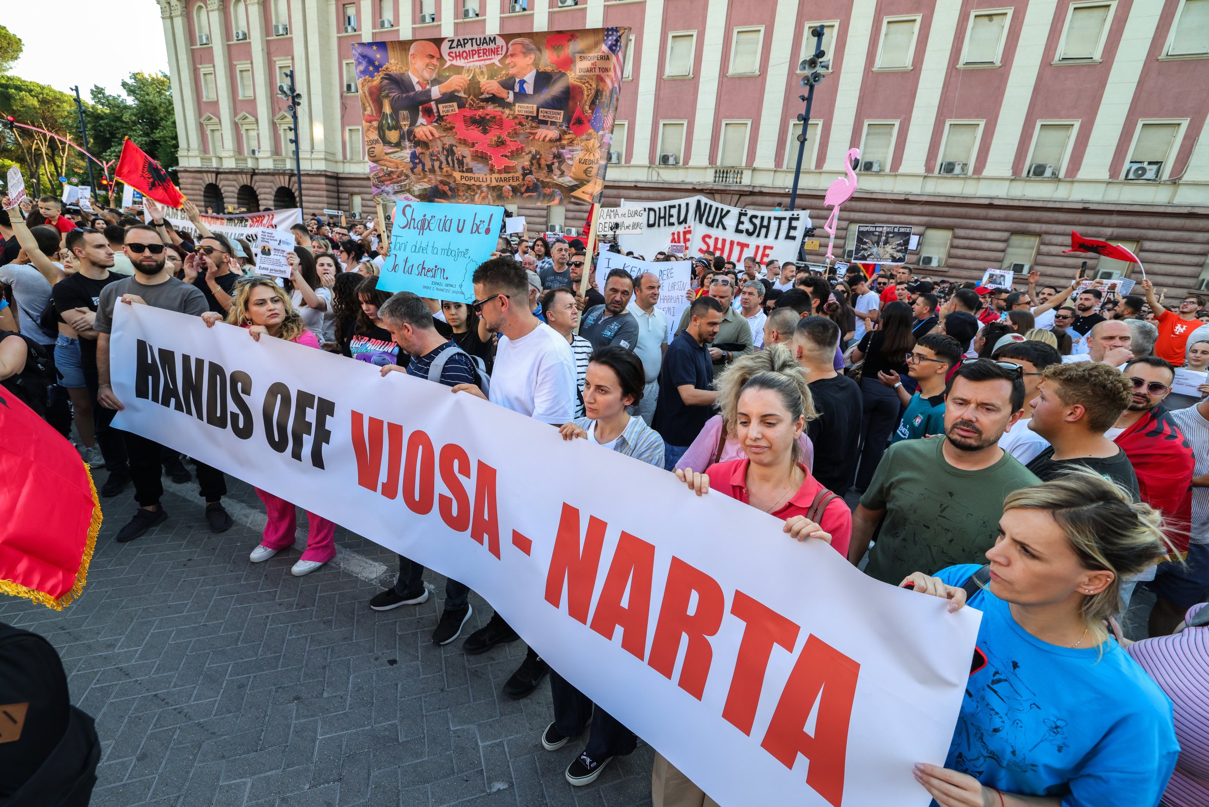 Хиляди албанци протестираха срещу луксозен курорт на девствена брегова линия, свързан със зетя на Тръмп