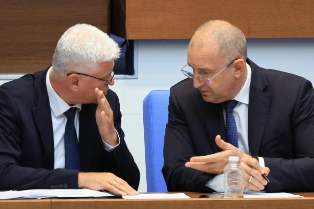 Димитър Стоянов и Румен Радев в парламента
