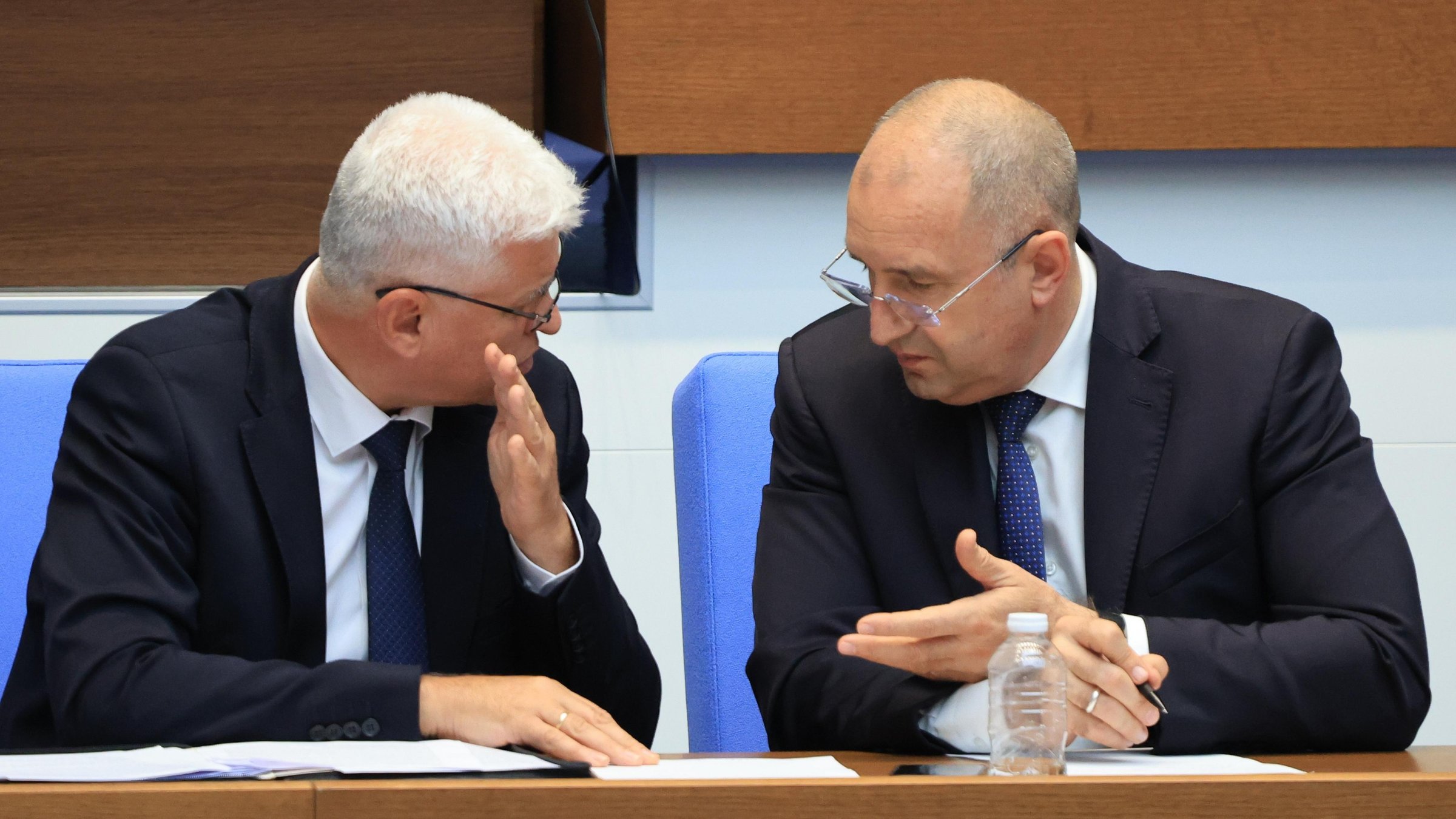 Димитър Стоянов и Румен Радев в парламента