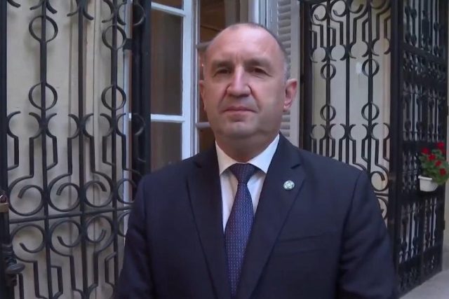 Румен Радев говори пред журналисти в Париж във вторник