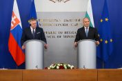 Роберт Фицо и и Румен Радев говорят пред медиите след разговора си "на четири очи"