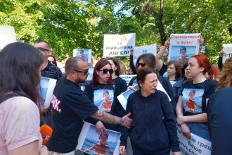 протест пред пловдивската клиника "Медикус Алфа"