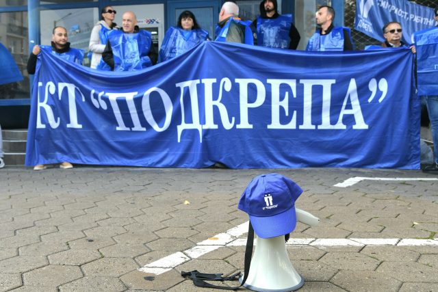 протест пред АПИ срещу съкращения