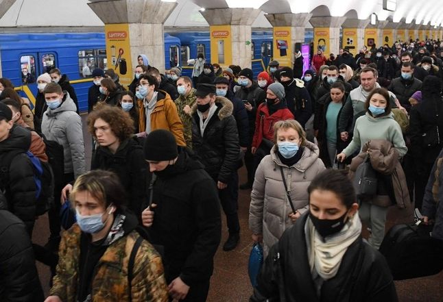 Хиляди украинци търсят убежище в киевското метро (видео)