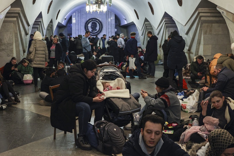 Хиляди украинци търсят убежище в киевското метро (видео)