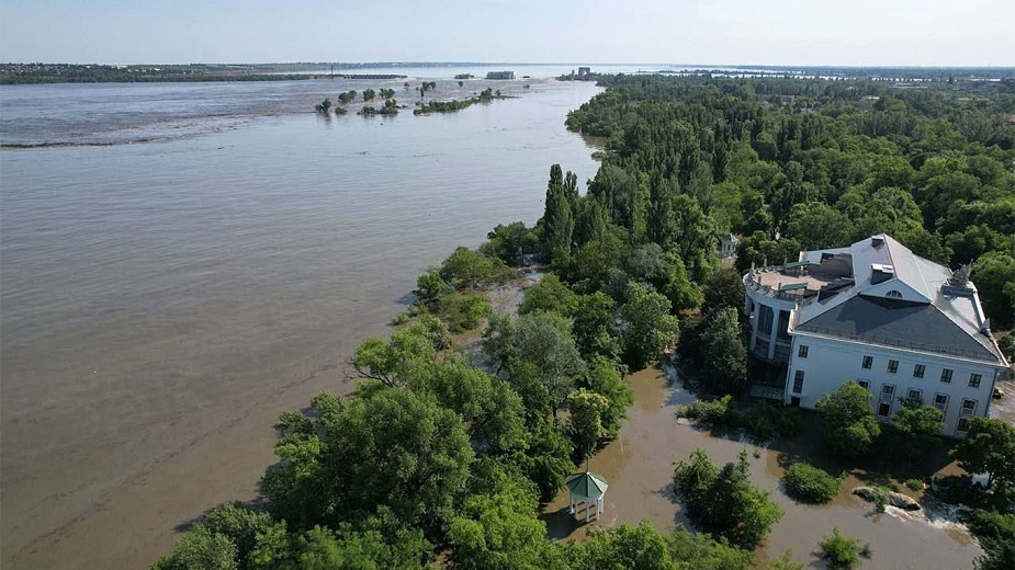 Наводнение в Украйна след разрушаването на голям язовир край Херсон.