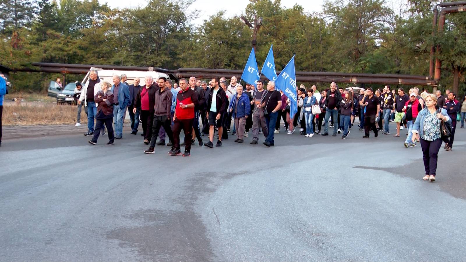 Миньори и енергетици блокираха пътища в Старозагорско заради приемането на плановете за въглищните райони. Сн. БГНЕС