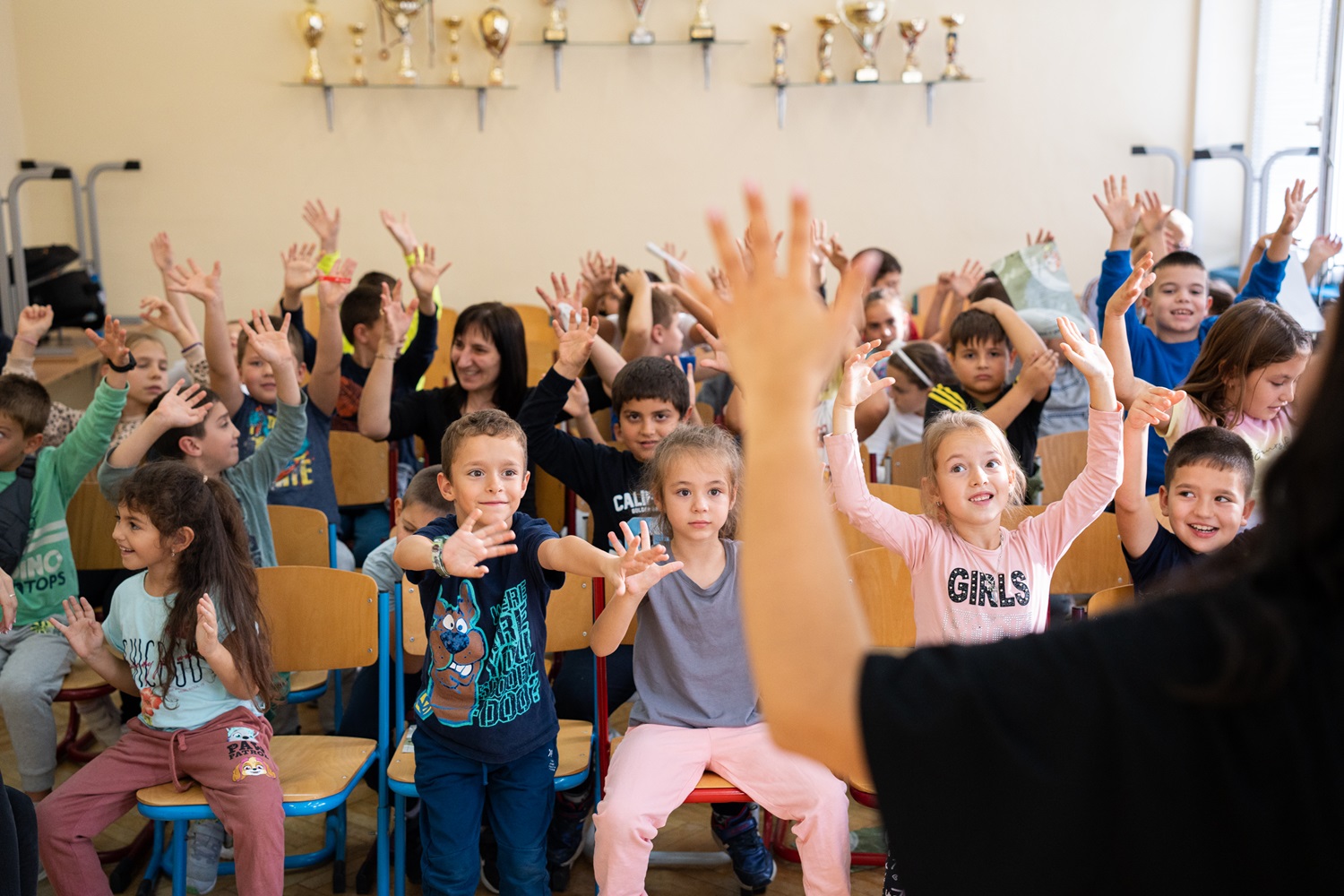 Деца учат жестомимичен език