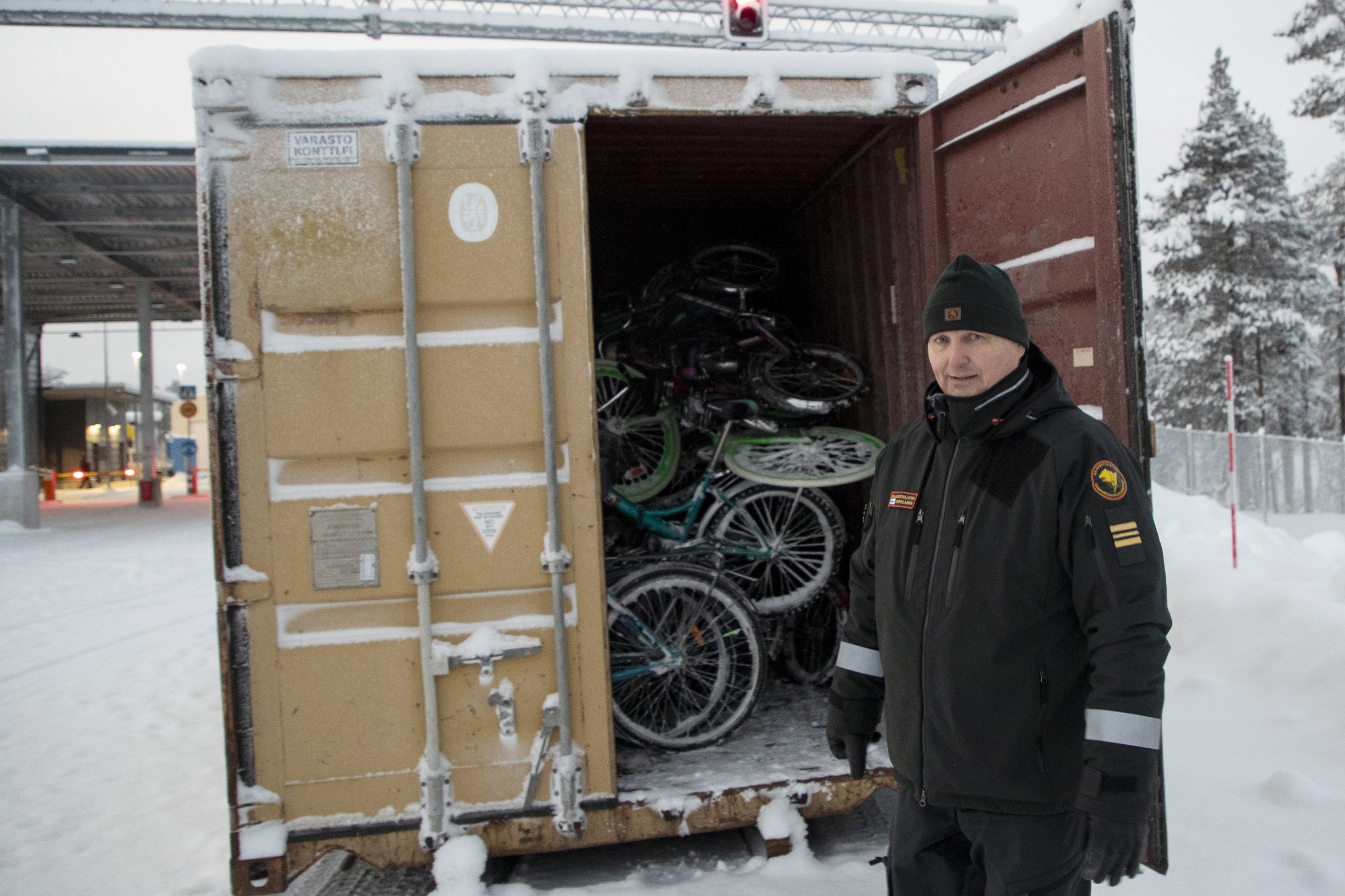 Руските граничари осигуряват колела за арабските мигранти, за да преминат във Финландия.