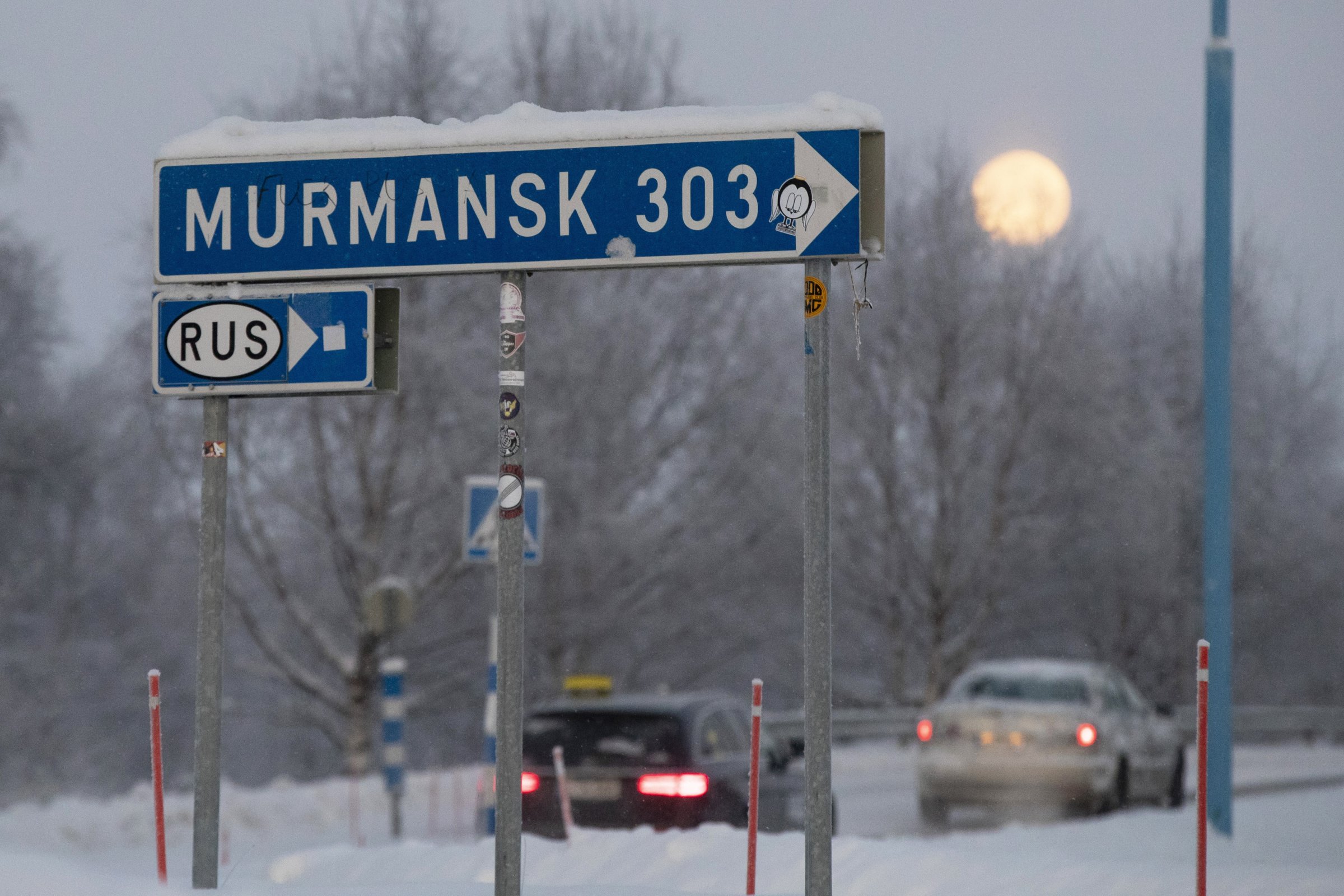 Властите в Мурманск организират придвижването на мигранти до границата с Финландия.