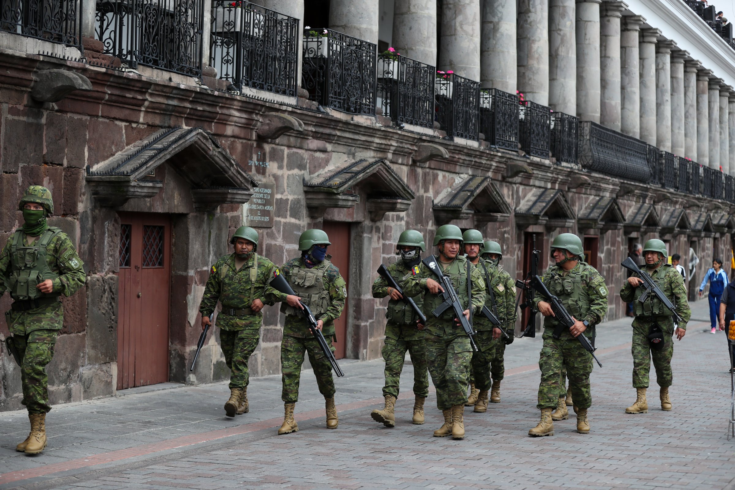 Тежко въоръжени патрулират в столицата на Еквадор